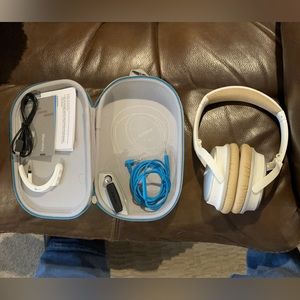 COPY - Bose Quiet Comfort-Noise cancelling headphones w/wireless accessory & ca…